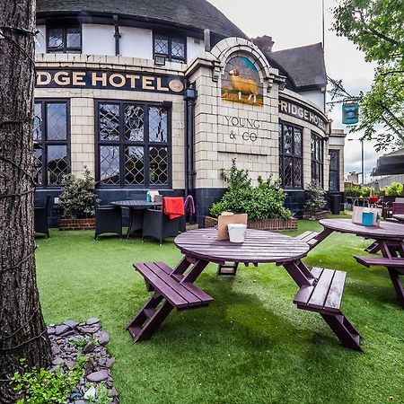 Bridge Hotel Гринфорд Экстерьер фото