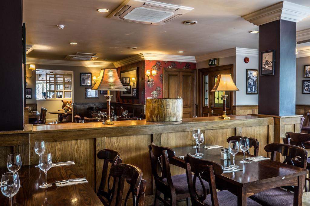 Bridge Hotel Гринфорд Экстерьер фото