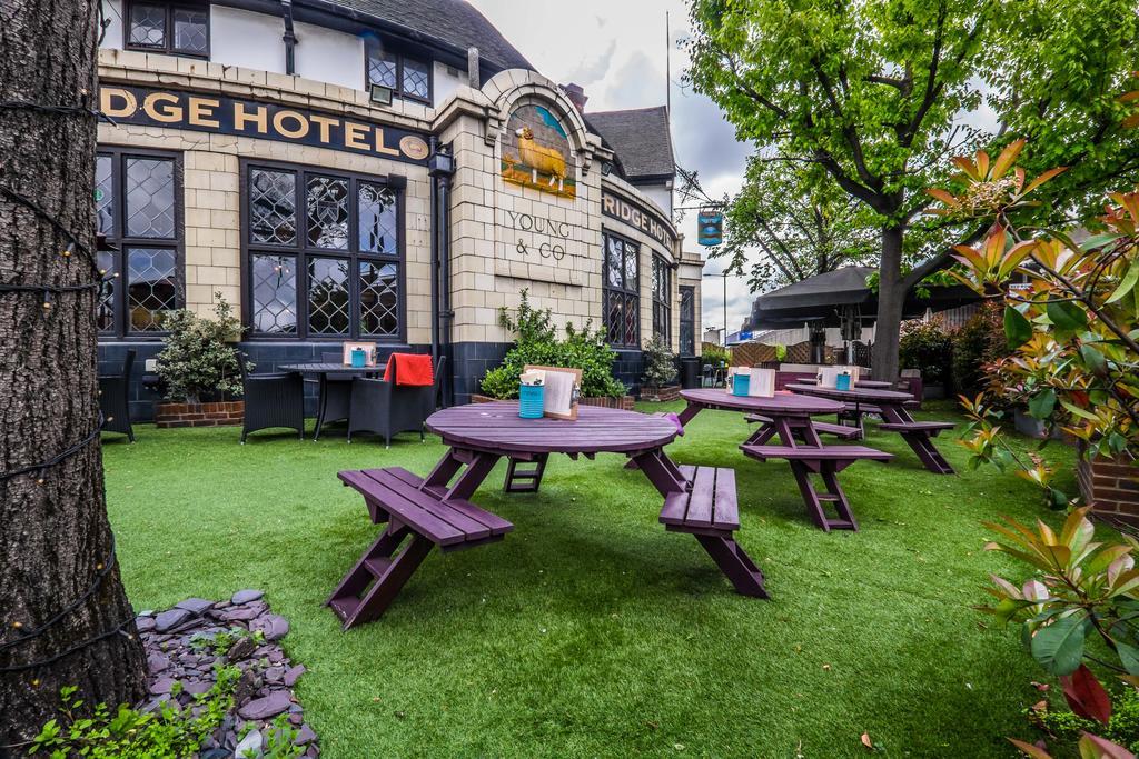 Bridge Hotel Гринфорд Экстерьер фото