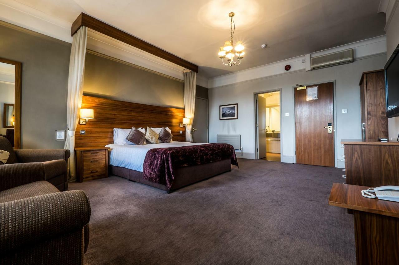Bridge Hotel Гринфорд Экстерьер фото