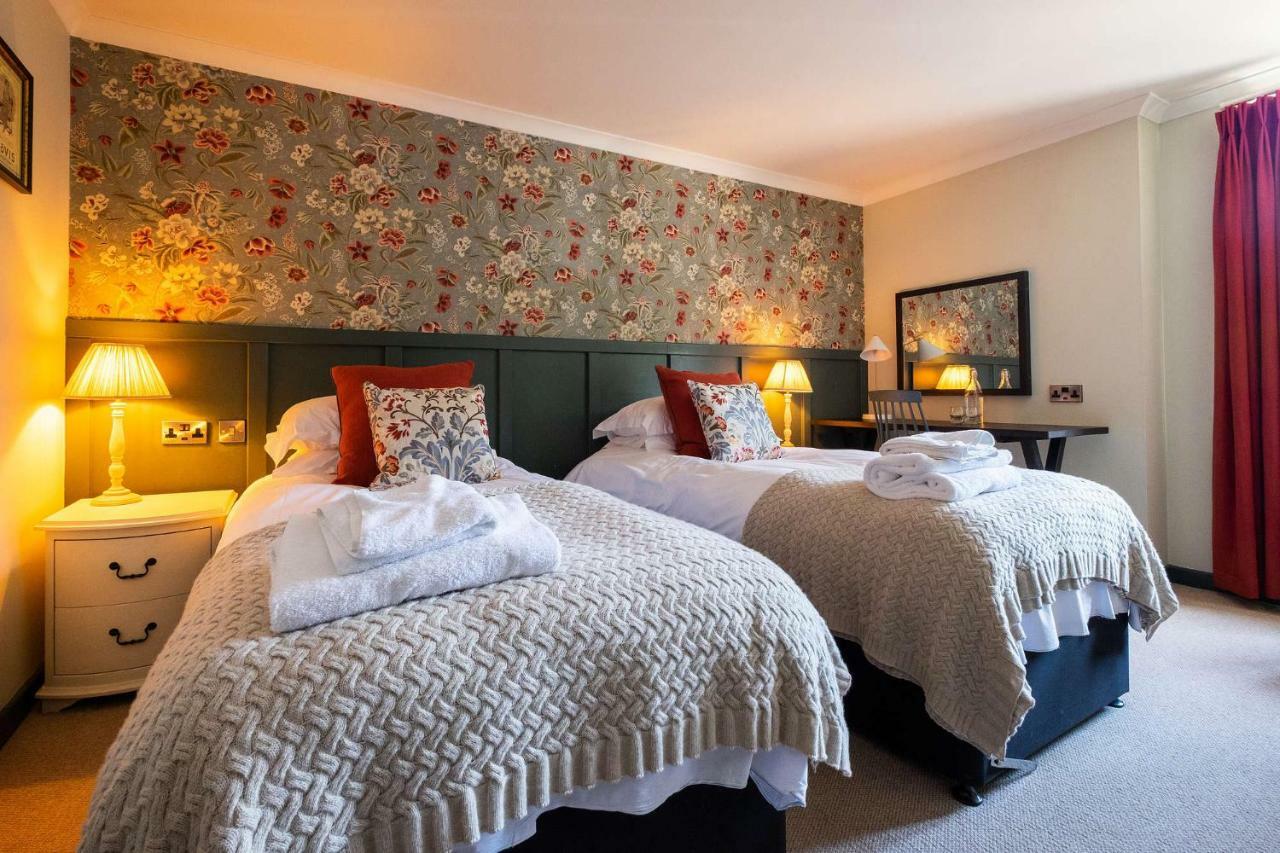 Bridge Hotel Гринфорд Экстерьер фото