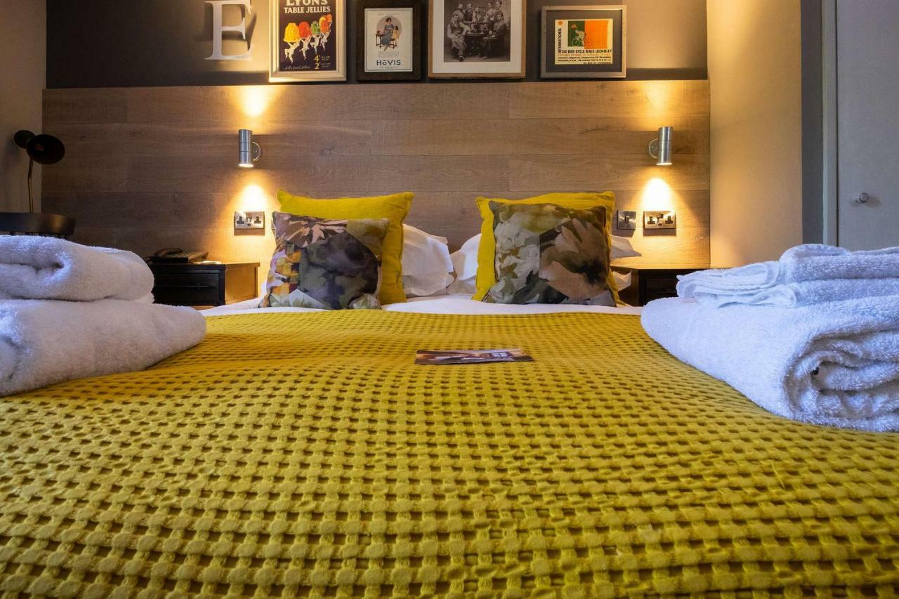 Bridge Hotel Гринфорд Экстерьер фото