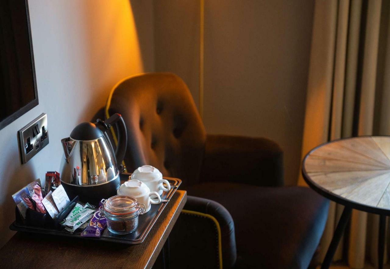 Bridge Hotel Гринфорд Экстерьер фото
