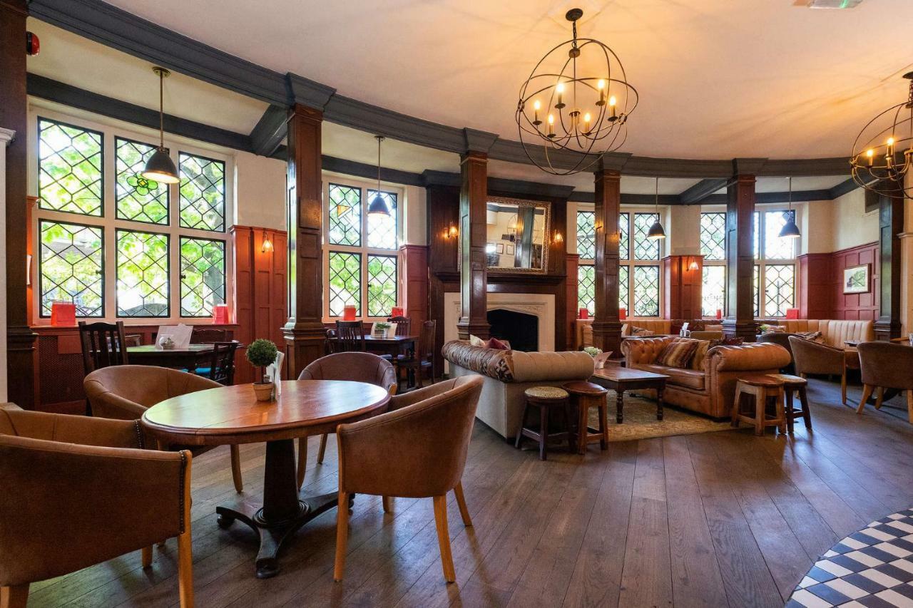 Bridge Hotel Гринфорд Экстерьер фото