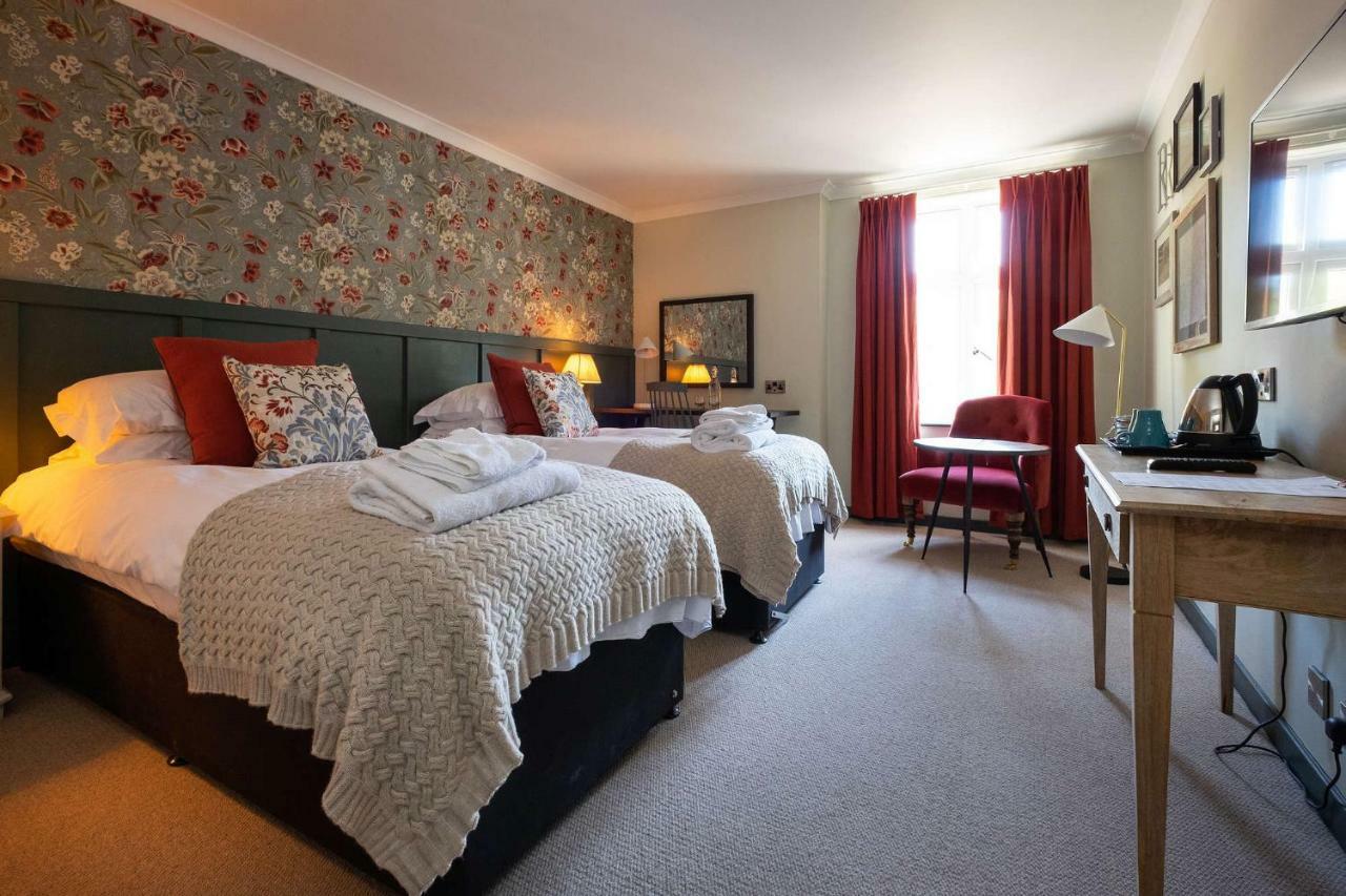 Bridge Hotel Гринфорд Экстерьер фото