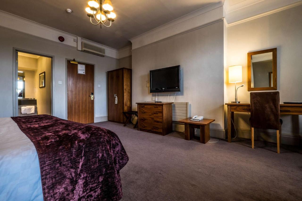 Bridge Hotel Гринфорд Экстерьер фото